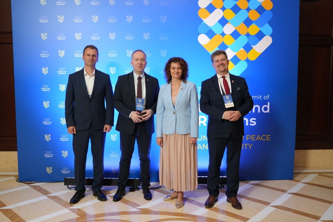 Malborska delegacja z Burmistrzem na czele z wizytą na 3. Międzynarodowym Szczycie Miast i Regionów w Kijowie.