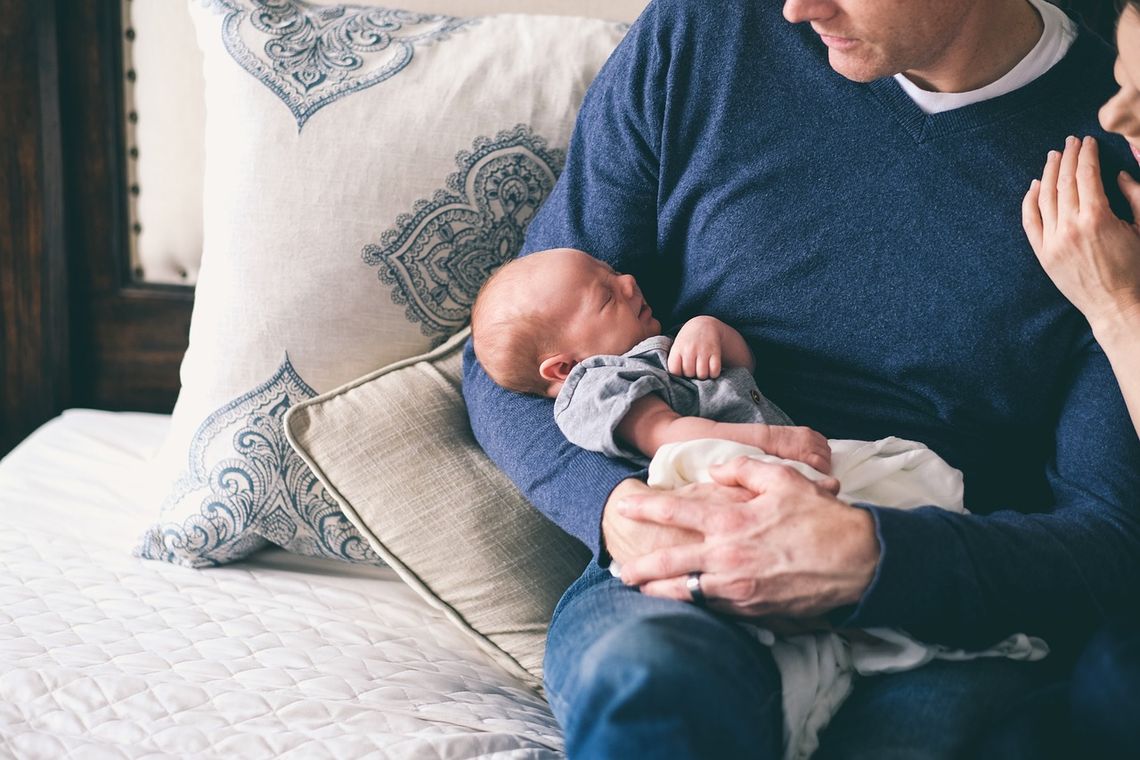 Mama (i tata) na urlopie. Świadczenia ZUS dla rodziców.