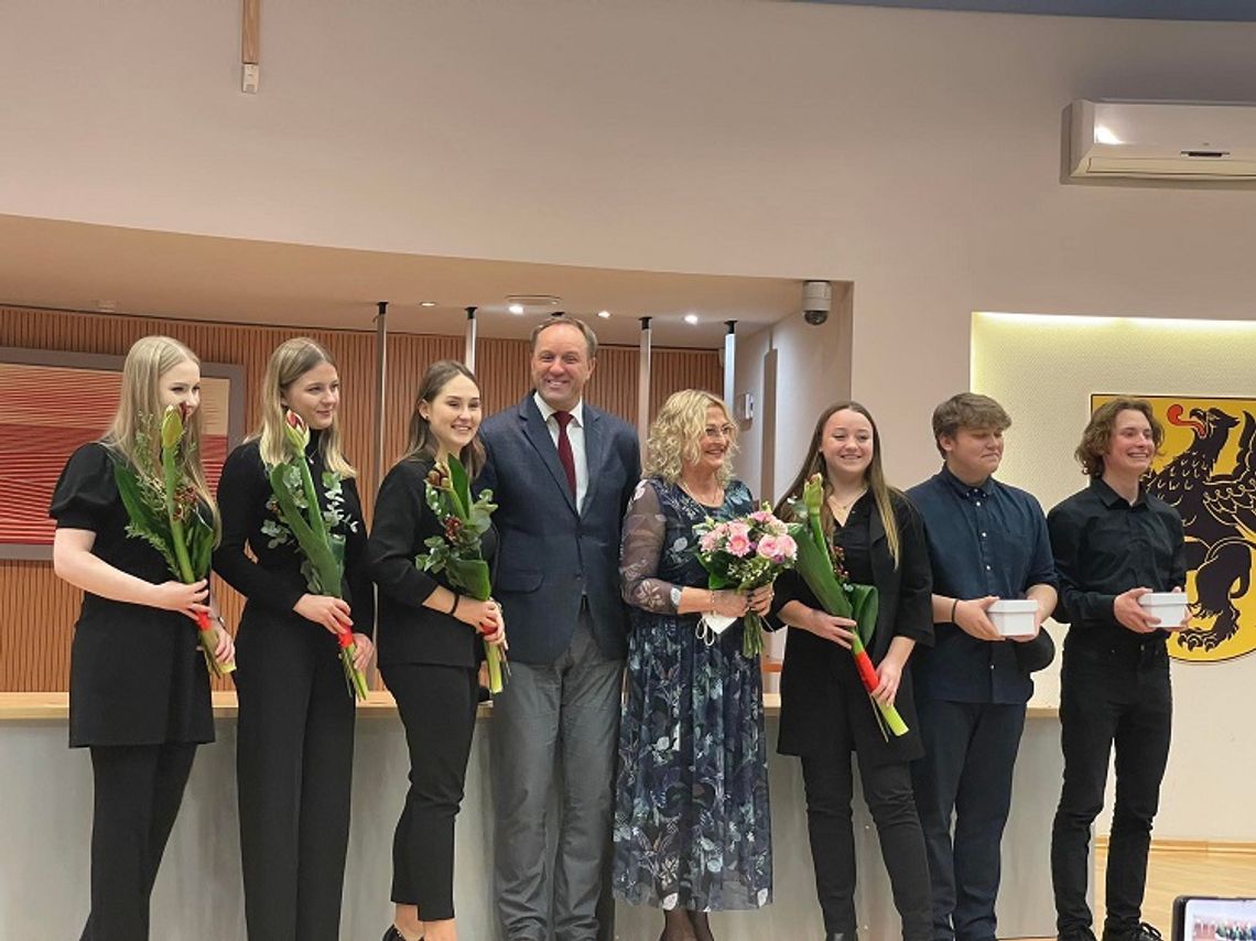Maria Seibert oraz uczniowie I LO im. Henryka Sienkiewicza w Malborku zaproszeni do udziału w gali finałowej Nauczyciel Pomorza 2021 r.