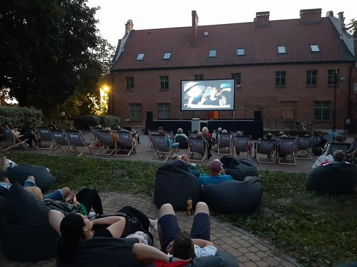 MCKIE zapowiada kolejną odsłonę plenerowego kina letniego - tym razem obejrzymy Whiskey Tango Foxtrot