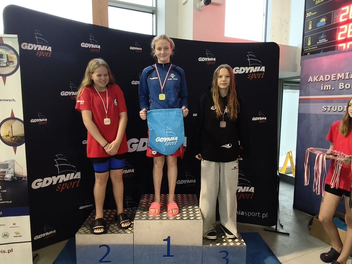 Medalowe starty malborskich pływaków MAL WOPR na zakończenie roku.