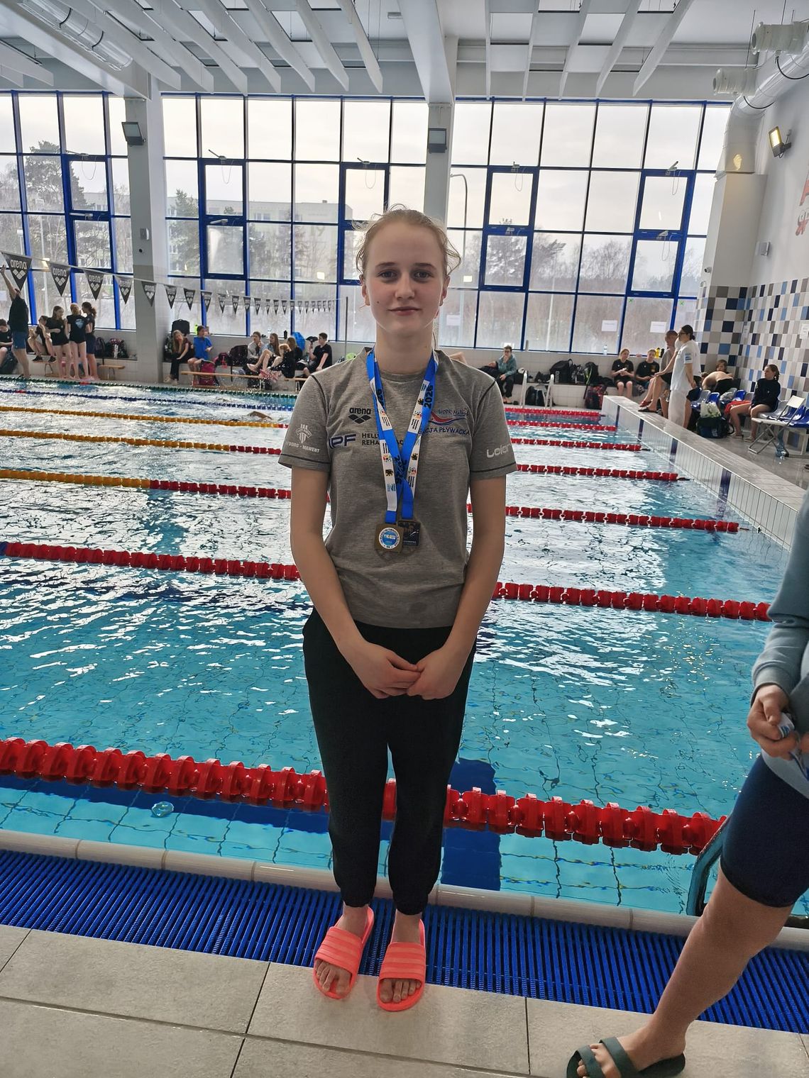 Michalina Kumkowska zawodniczka MAL WOPR Malbork wygrywa pierwszą rundę ligi pływackiej.