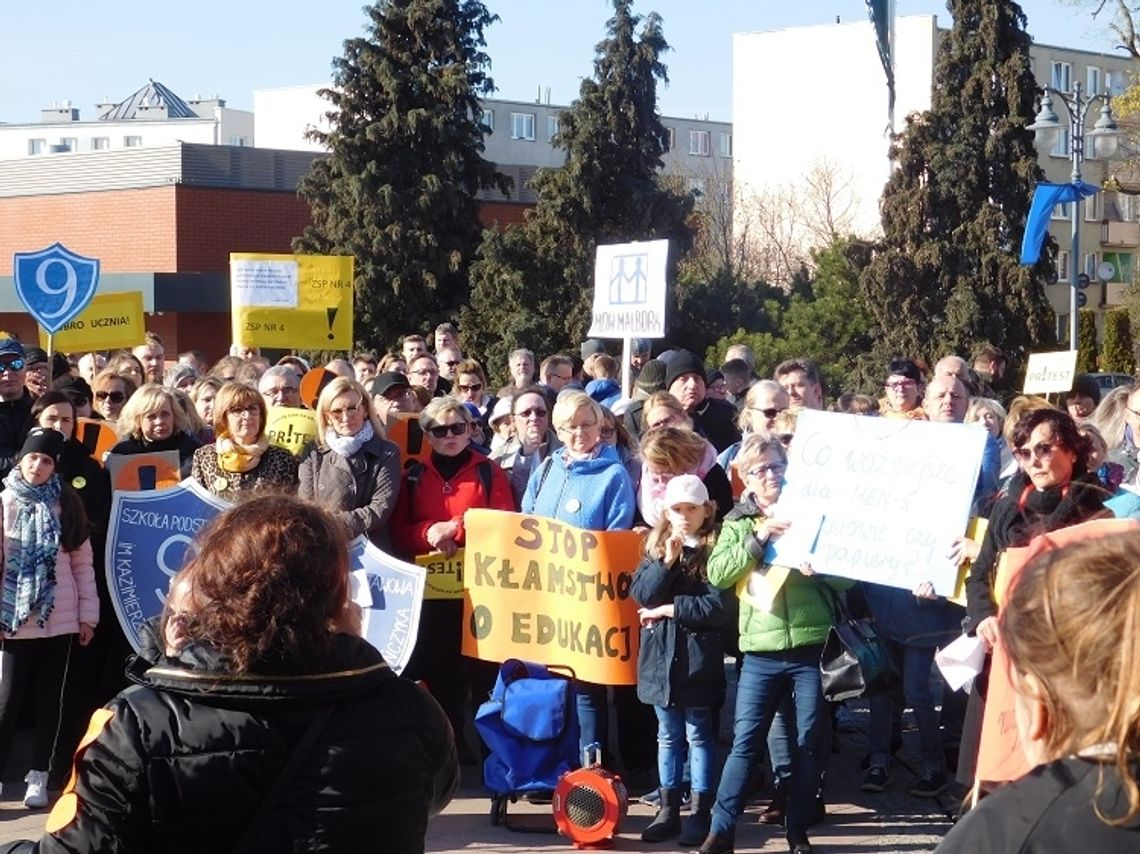 Nauczyciele protestowali w niedzielę na ulicach Malborka. 