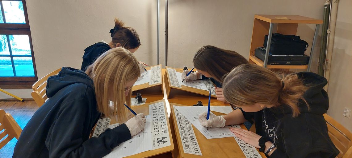 Nauka kaligrafii uczniów malborskiej „Sienkiewiczówki”.