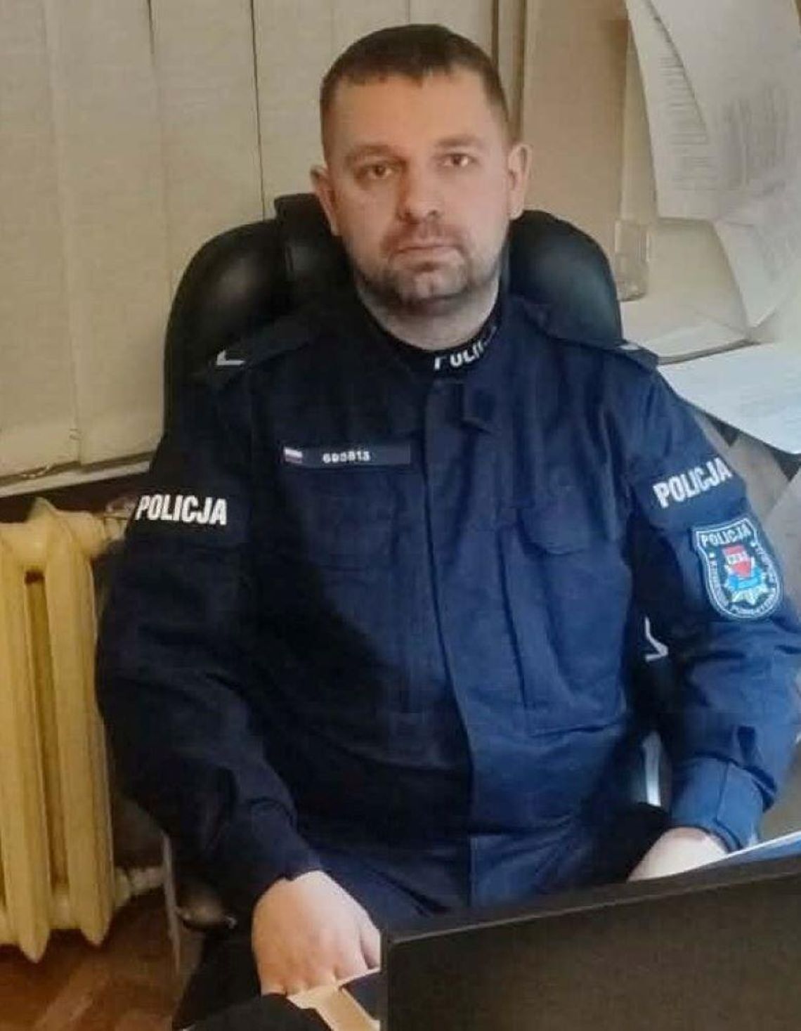 „Nawet z narażaniem życia”- dzielnicowy ze Starego Targu ewakuował 10 osób z zadymionego budynku.