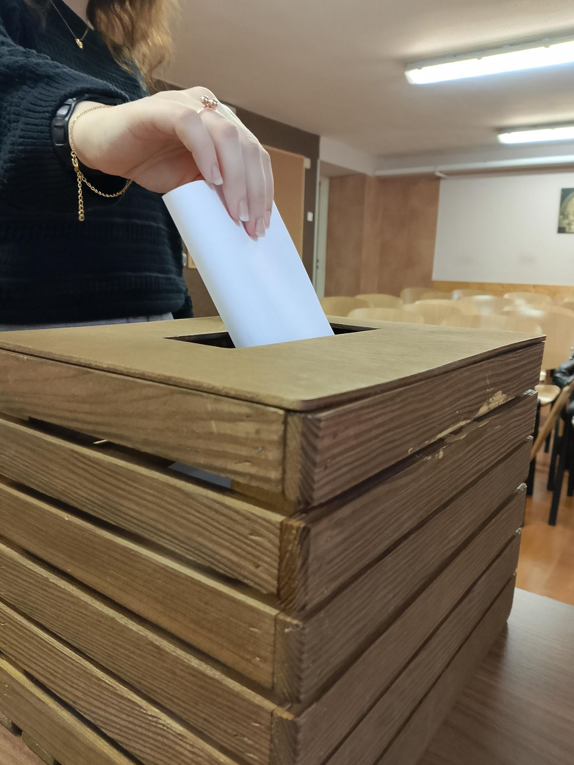 Niepełnoletni też głosowali w wyborach! Uczniowie Technikum nr 3 w Malborku w projekcie "Młodzi głosują 2025".