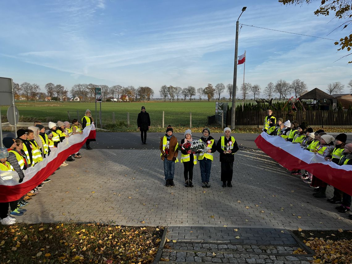 Niepodległa w SP w Starym Polu