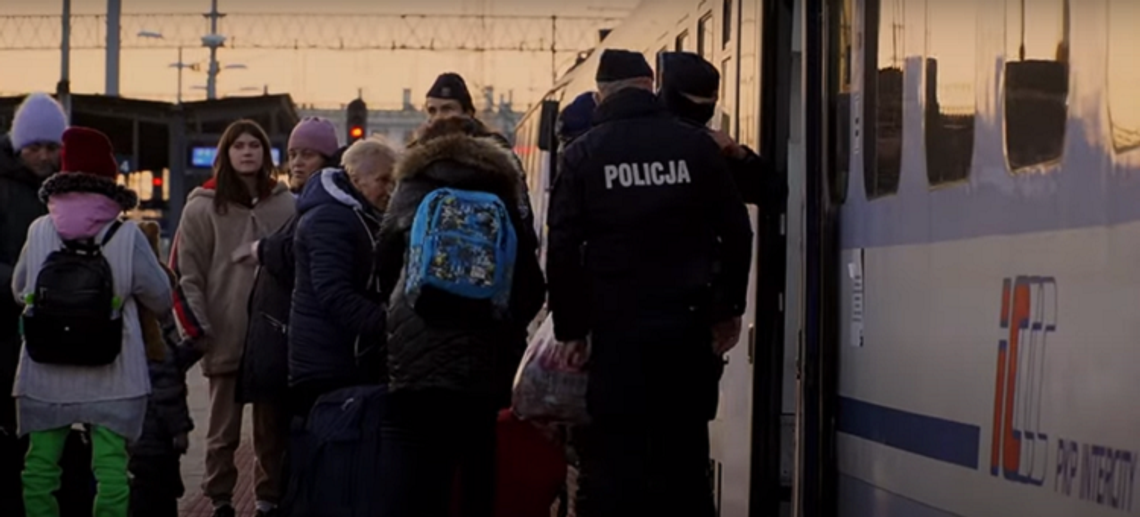Nowodworscy policjanci pomagają obywatelom Ukrainy, którzy docierają do województwa pomorskiego