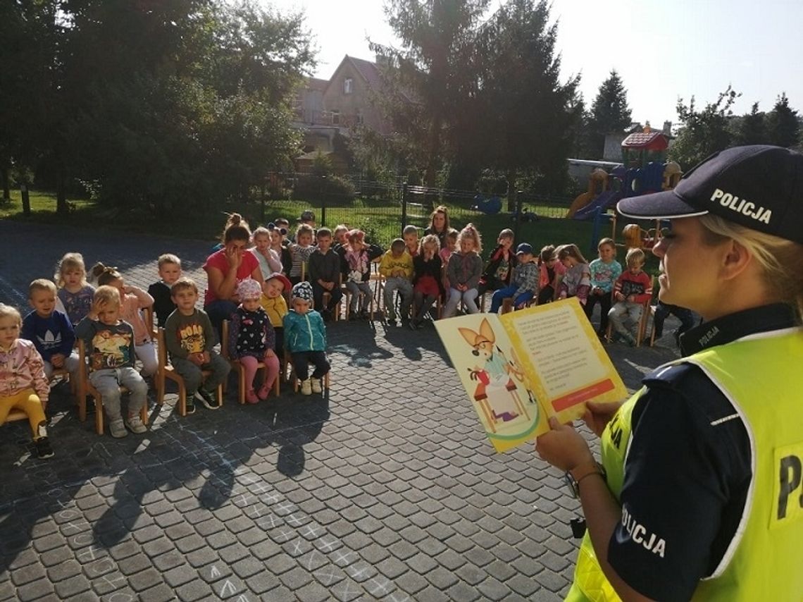 Nowodworska Policja czyta dzieciom - Ruch drogowy. Bezpieczeństwo.