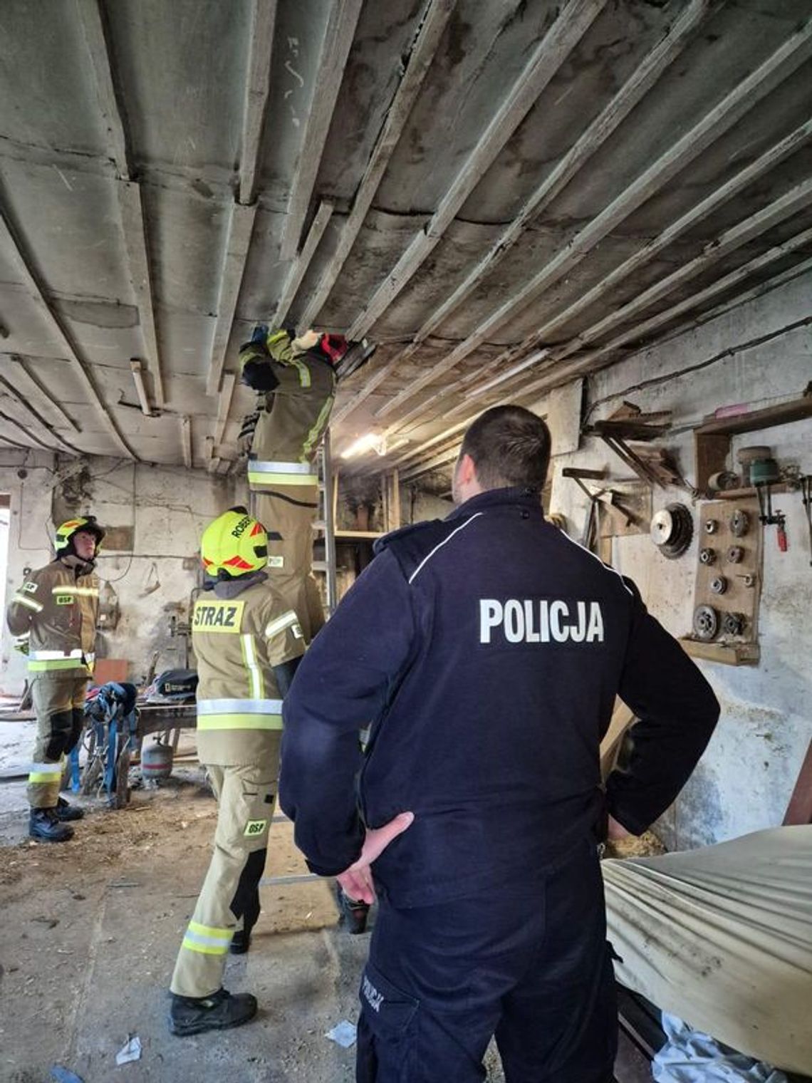 Nowy Staw. Policjanci pomogli 71-latkowi, który zasłabł na strychu. Nowy Staw. Policjanci pomogli 71-latkowi, który zasłabł na strychu.