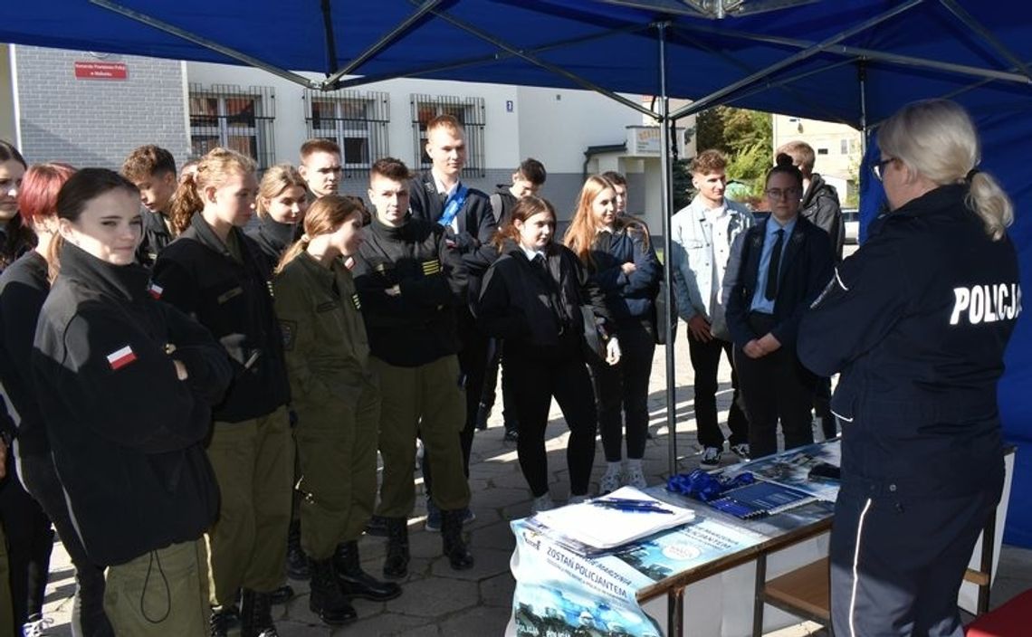 Około 50 uczniów klas mundurowych Zespołu Szkól Technicznych wzięło udział w "Dniach Otwartych" w malborskiej komendzie