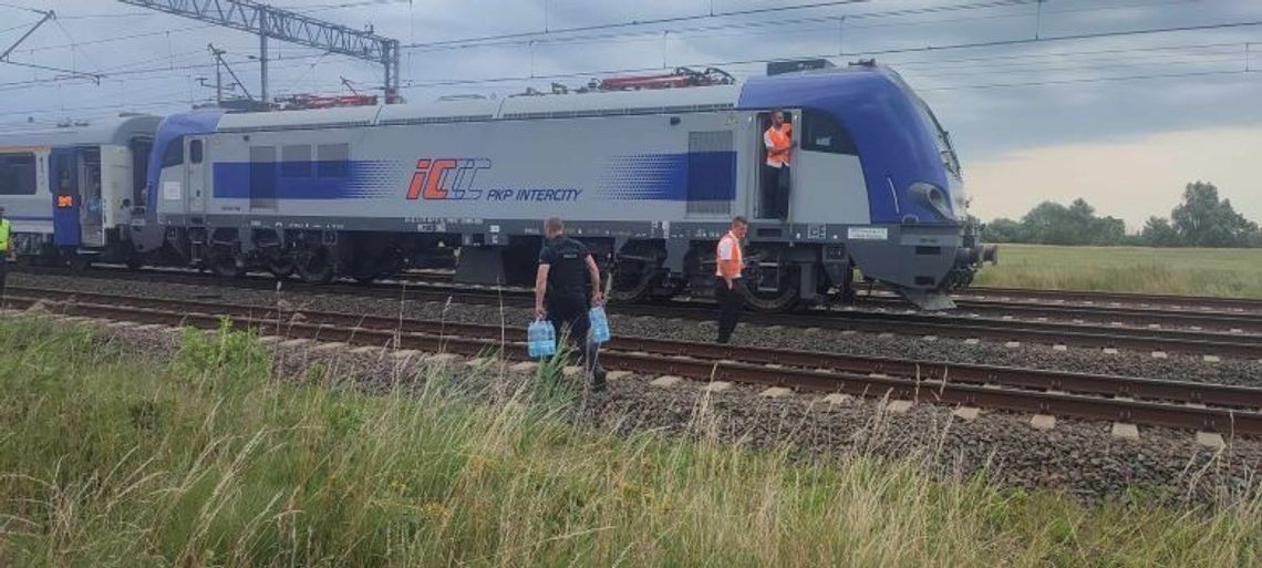 Pociąg utknął w szczerym polu z tysiącem pasażerów- pomagali sztumscy policjanci