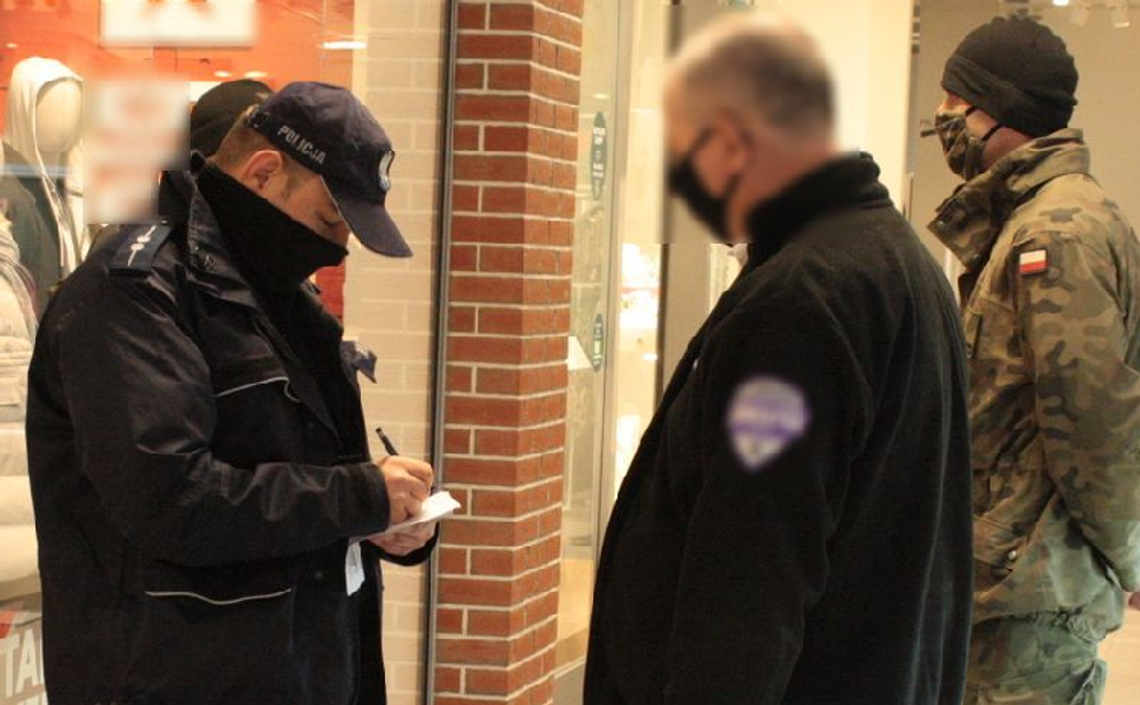 Policja w Malborku kontroluje galerie handlowe. Sprawdza m.in. dystans i maseczki