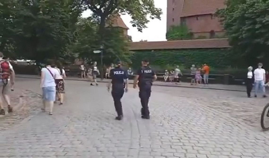 Policjanci dbali o bezpieczeństwo podczas „ Oblężenia Malborka”.