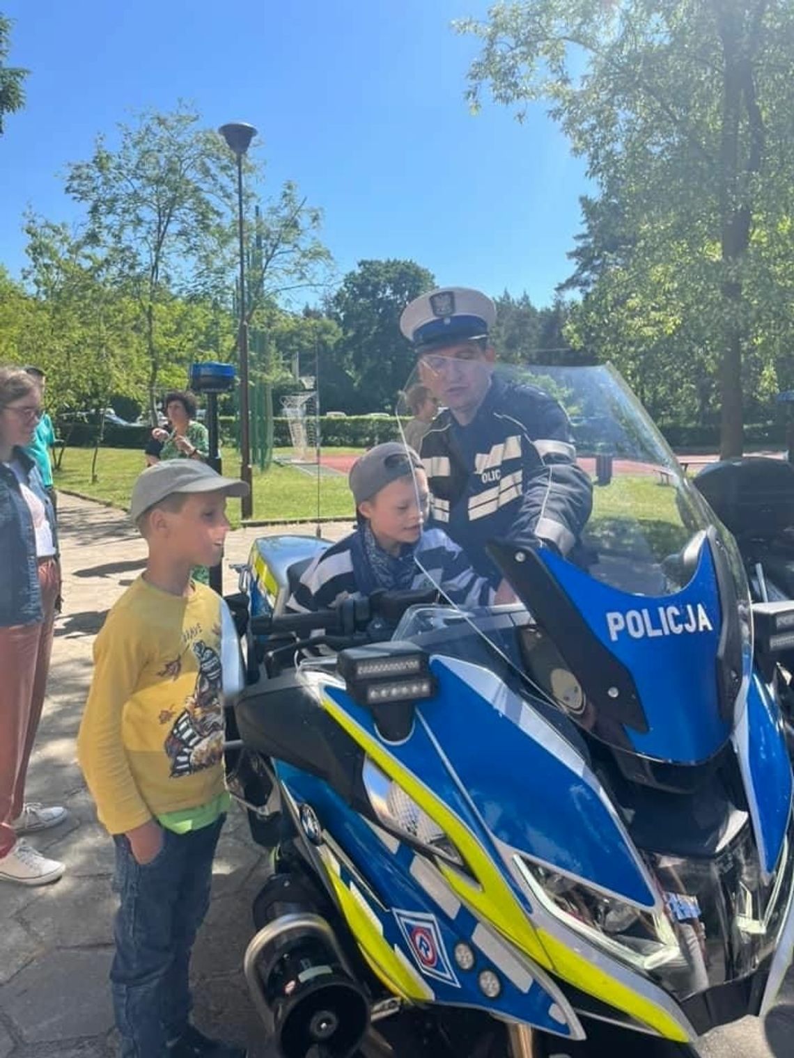 Policjanci i motocykliści z trójmiejskiego stowarzyszenia z wizytą w specjalnym ośrodku w Uśnicach