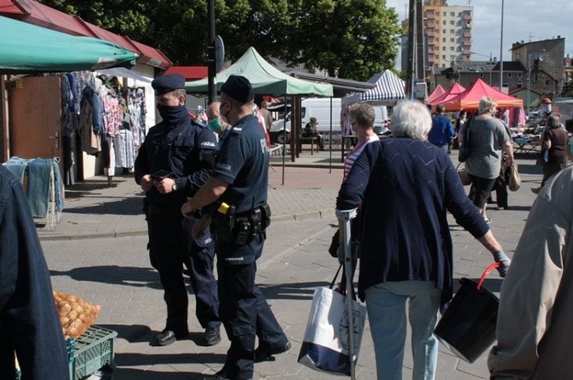 Policjanci kontrolują malborskie targowisko