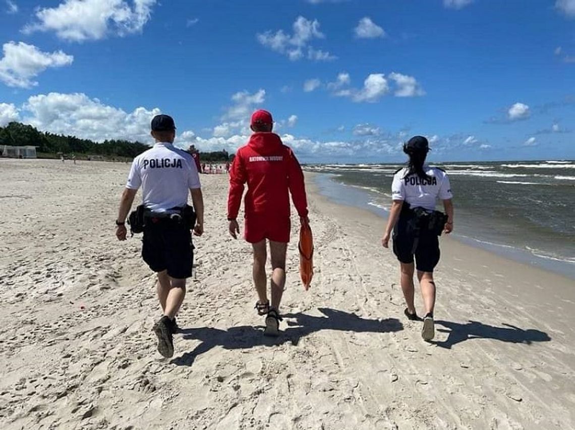 Policjanci na plażach, w pasie nadmorskim, nad jeziorami za pomocą komunikatów ostrzegają przed zagrożeniem.
