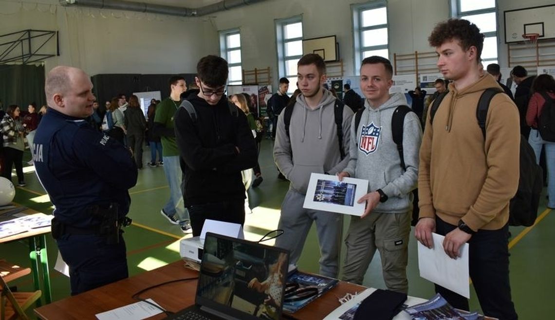 Policjanci na Targach Edukacyjnych w Malborku