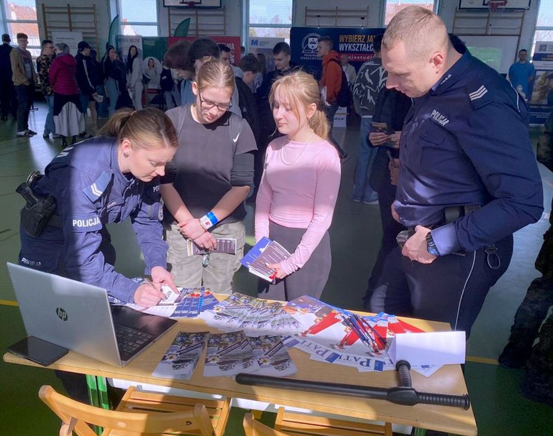Policjanci na XIII Targach Edukacyjnych w Malborku.