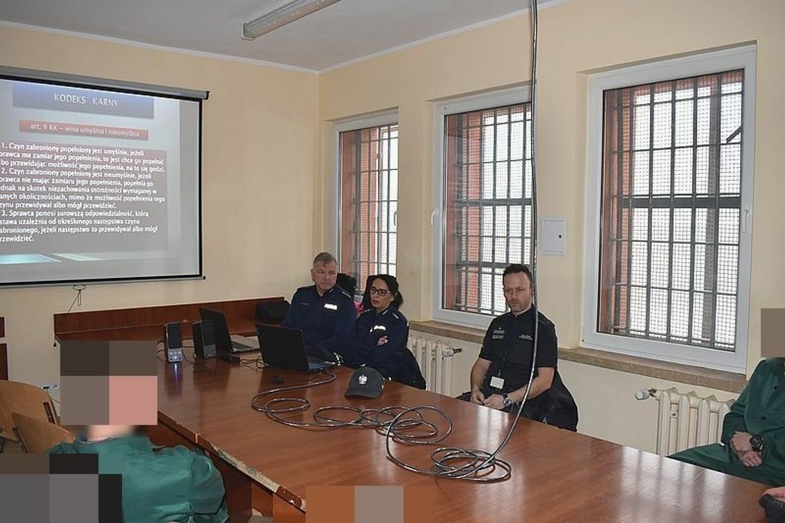 Policjanci uczestniczyli w programie „Świadomy kierowca” w malborskim więzieniu.