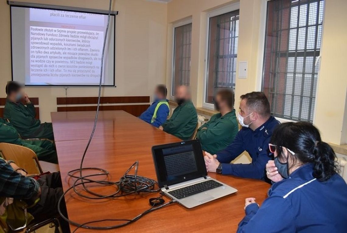 Policjanci uczestniczyli w programie „Świadomy kierowca” w Zakładzie Karnym w Malborku