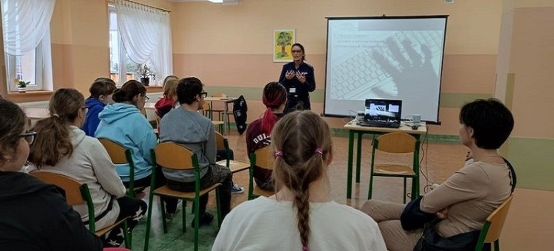  Policjanci uczestniczyli w projekcie „Triada Profilaktyczna” w SOSW w Malborku.