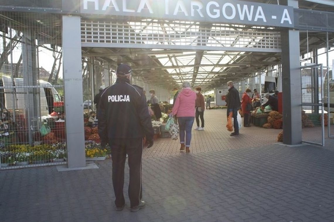 Policjanci  wciąż kontrolują działanie malborskiego targowiska.