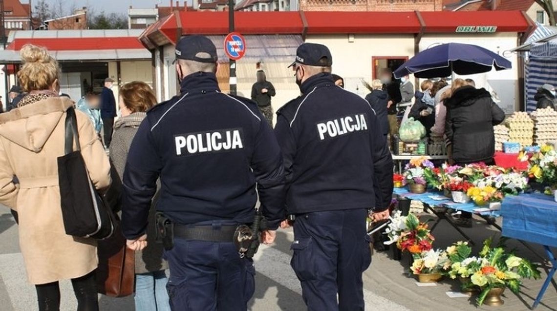 Policjanci wraz z SANEPIDEM kontrolowali malborskie targowisko