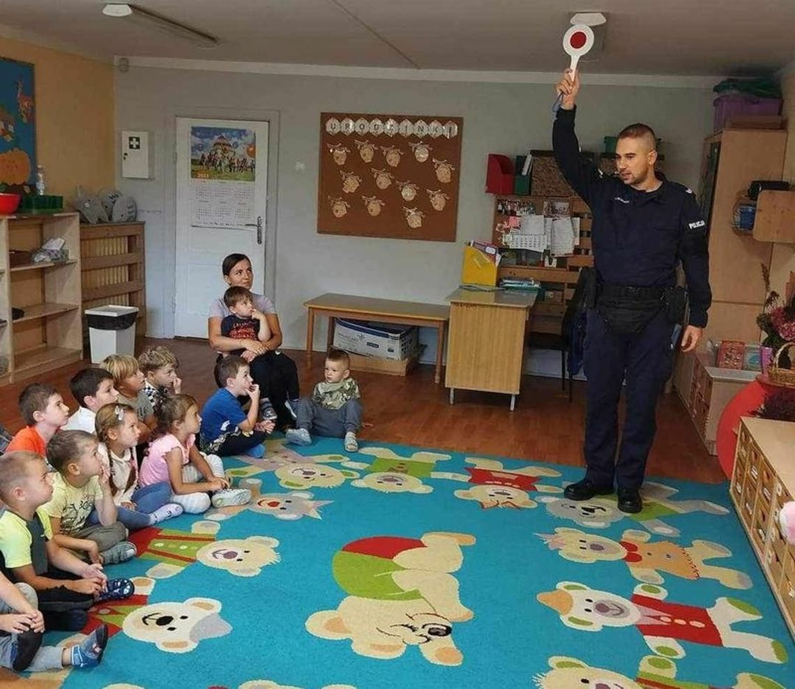 Policjanci z Malborka uczą przedszkolaków bezpieczeństwa.