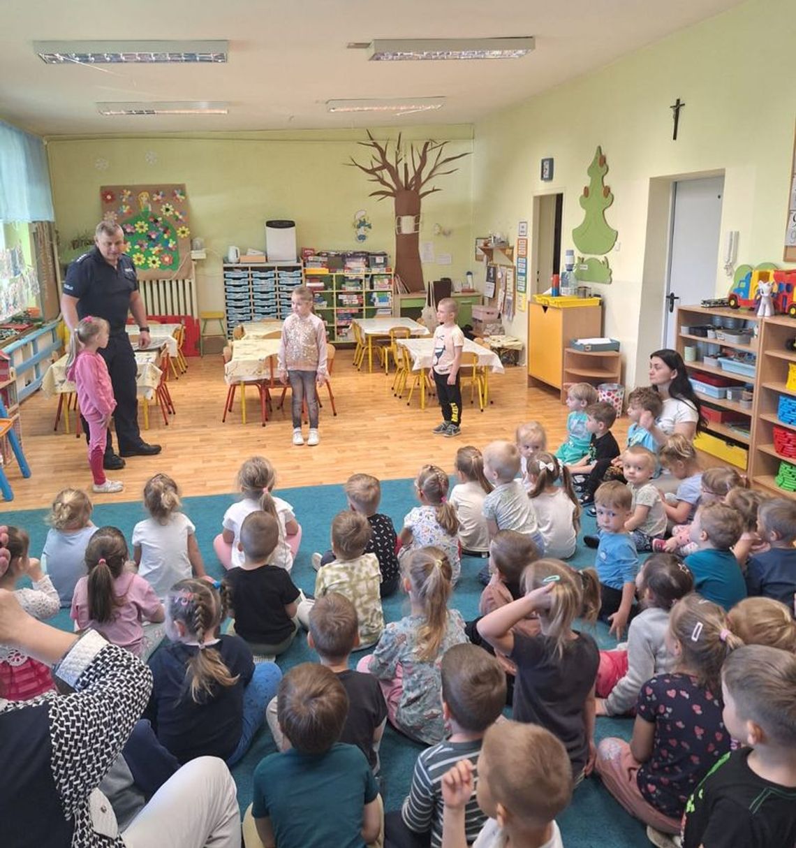Policjanci z Malborka uczą przedszkolaków bezpieczeństwa