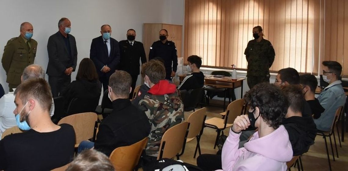 Policjanci zachęcają do wstąpienia w ich szeregi.