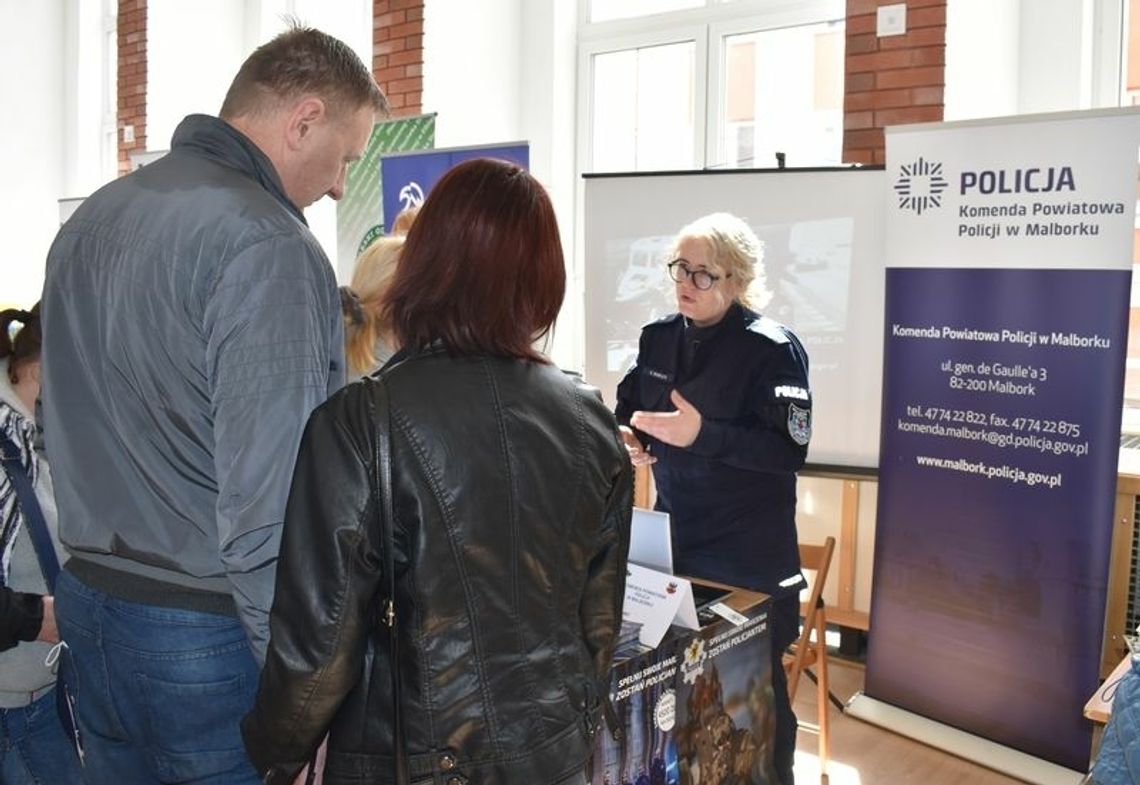 Policjanci zachęcali do wstąpienia w szeregi Policji podczas XVI Malborskich Targów Pracy.