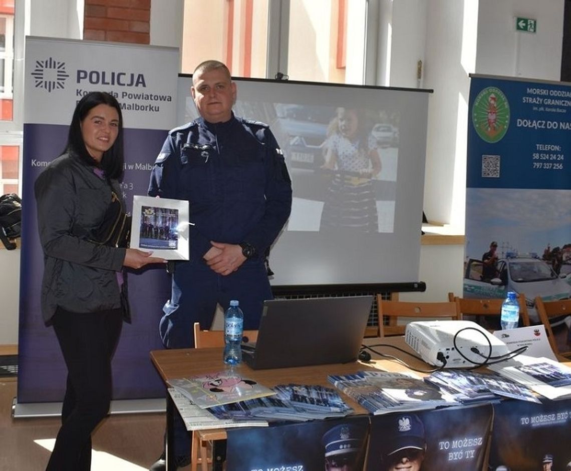 Policjanci zachęcali do wstąpienia w szeregi Policji podczas XVII Malborskich Targów Pracy.