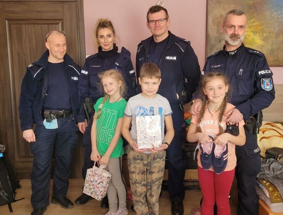 Policjanci ze Starego Pola podarowali ukraińskim dzieciom buty.