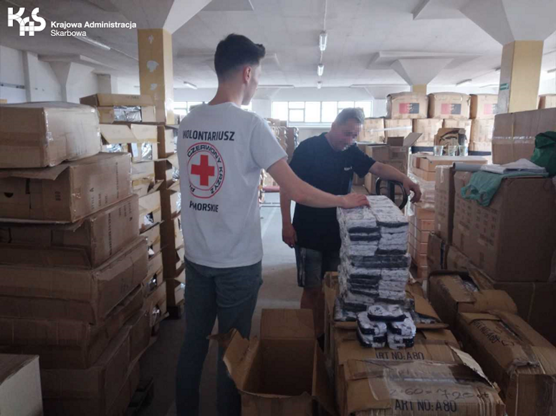 Pomorska KAS przekazała odzież dla potrzebujących dzieci