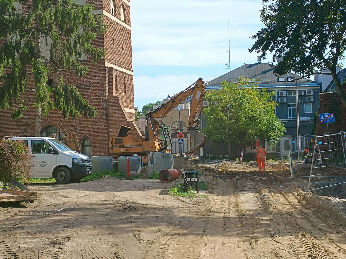 🎧Posłuchaj: Cały czas trwa modernizacja sieci i wymiana nawierzchni na Starym Mieście w Malborku.