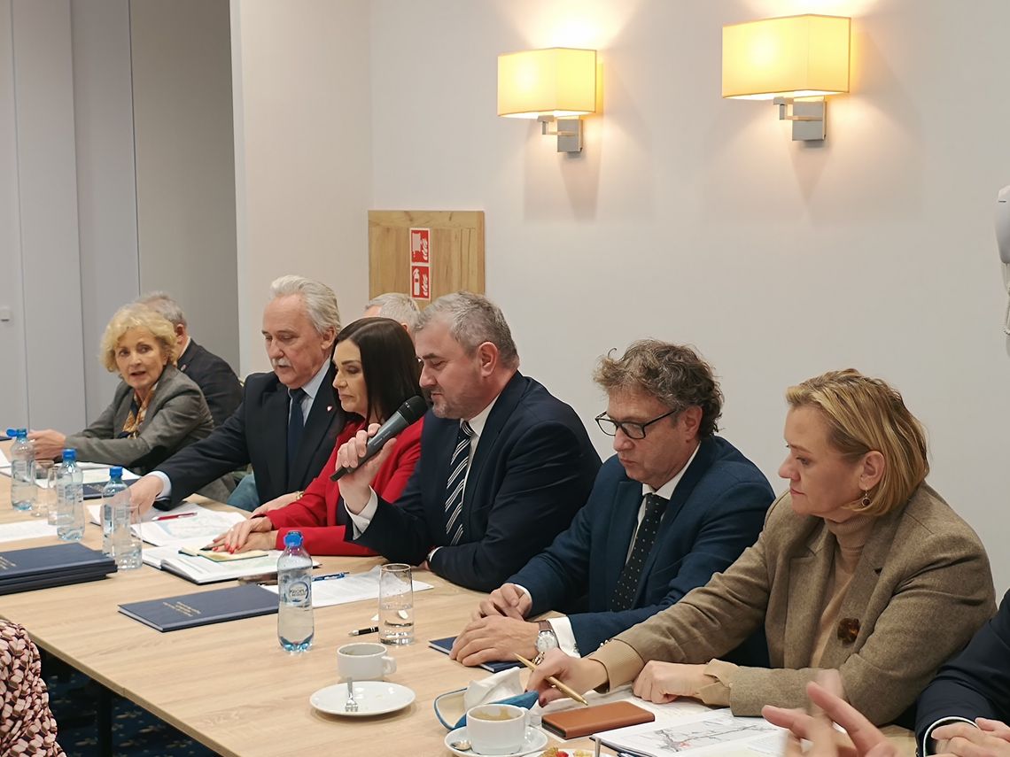 🎧Posłuchaj: Członkowie Stowarzyszenia Samorządów na Rzecz Nadwiślańskiego Korytarza Transportowego rozmawiali na temat przebudowy drogi krajowej 55.