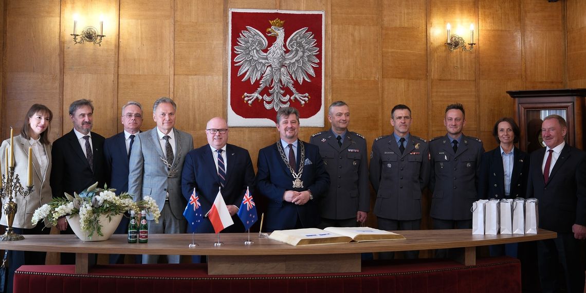 🎧Posłuchaj: Dyplomatyczna wizyta w Malborku. Ambasadorowie Australii i Nowej Zelandii oddali hołd poległym.