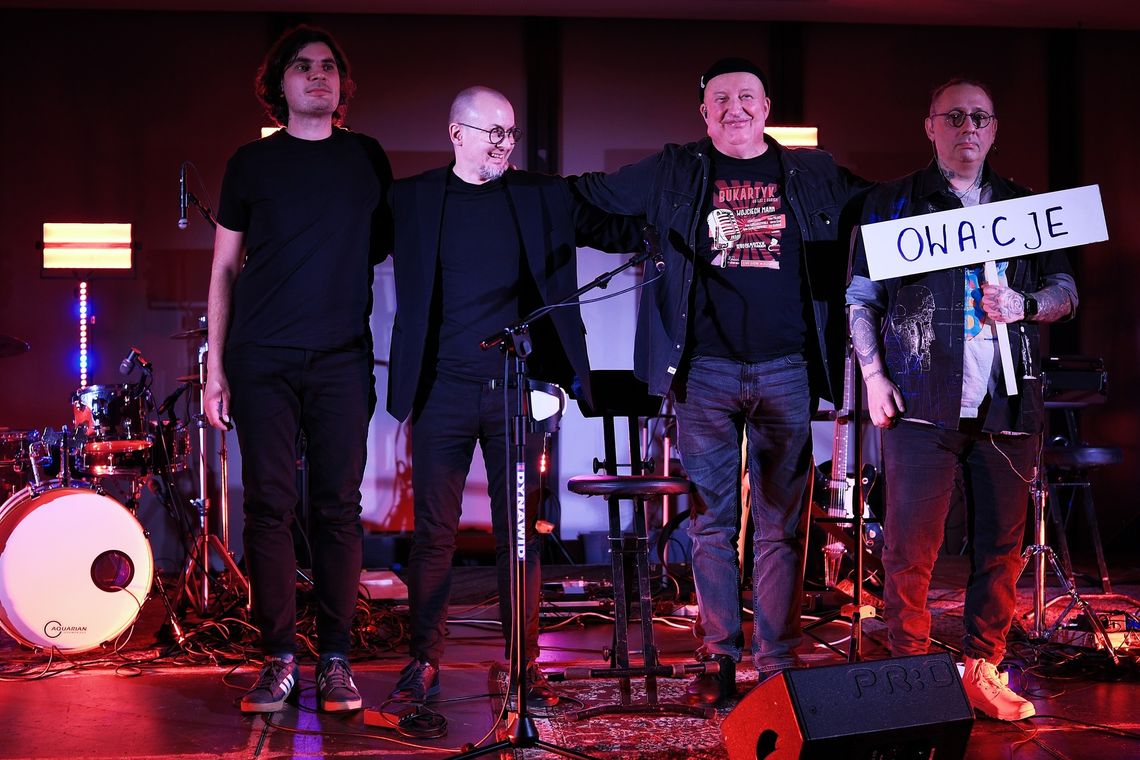 🎧Posłuchaj: „Kobiety jak te kwiaty”. Nastrojowy koncert Piotra Bukartyka & Ajagore w Malborku. 🎧Posłuchaj: „Kobiety jak te kwiaty”. Nastrojowy koncert Piotra Bukartyka & Ajagore w Malborku.