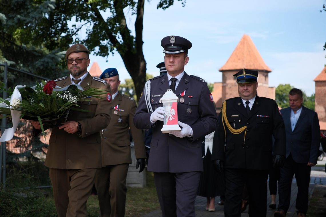 🎧Posłuchaj: Malbork uczcił pamięć ofiar Rzezi Wołyńskiej i uczestników plebiscytu na Ziemi Malborskiej. 🎧Posłuchaj: Malbork uczcił pamięć ofiar Rzezi Wołyńskiej i uczestników plebiscytu na Ziemi Malborskiej.