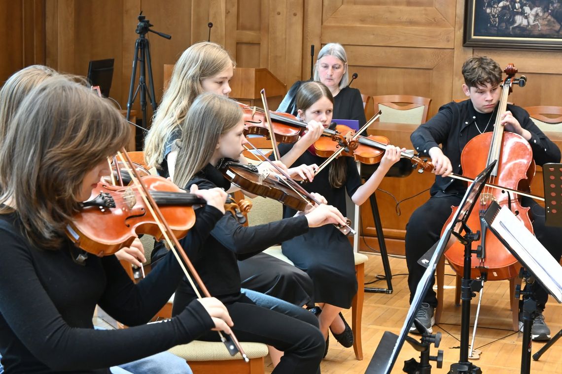 🎧Posłuchaj: Muzyczne spotkanie w malborskim magistracie. Malbork i Włodzimierz we wspólnym projekcie. 🎧Posłuchaj: Muzyczne spotkanie w malborskim magistracie. Malbork i Włodzimierz we wspólnym projekcie.