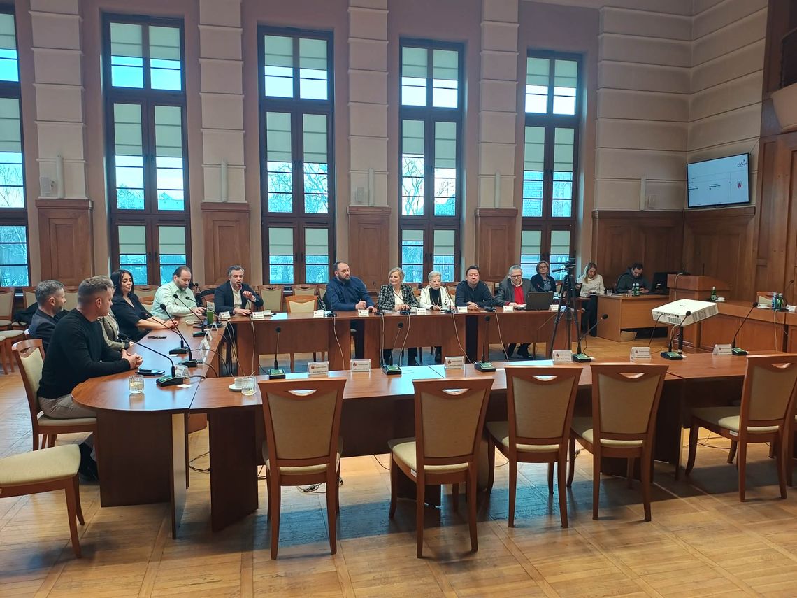 🎧Posłuchaj: Nadzwyczajna sesja Rady Miasta Malborka przerwana. Co dalej z budżetem?