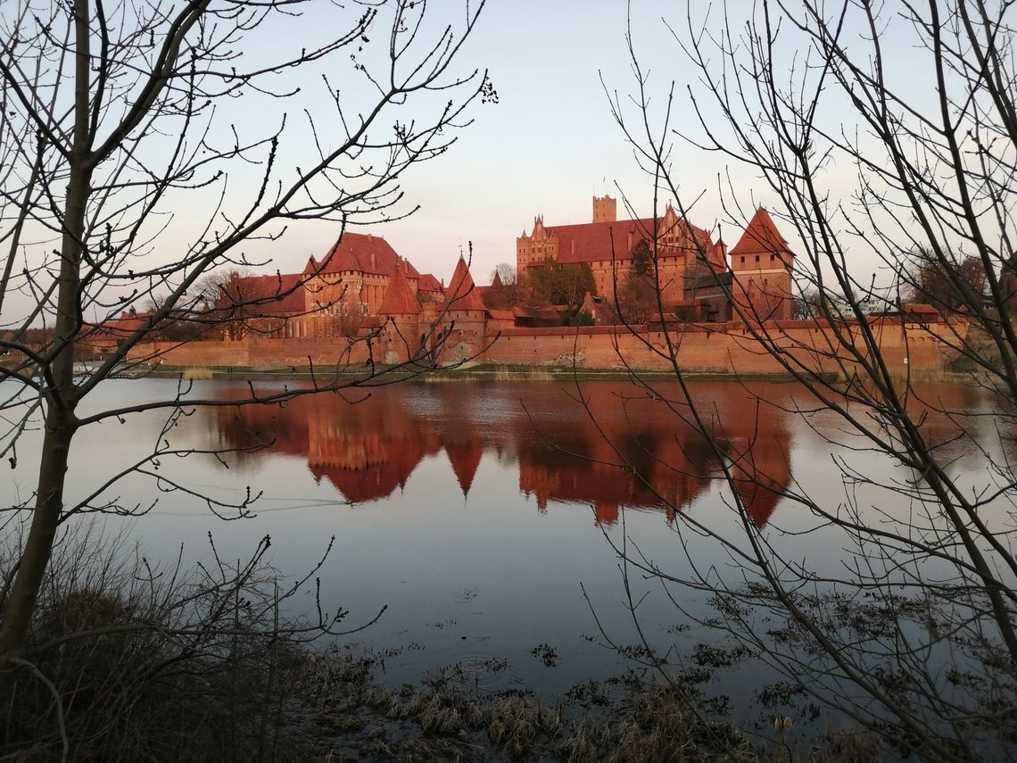 🎧Posłuchaj: Nocne zwiedzanie pełne tajemnic. Malbork zaprasza na Europejską Noc Muzeów.