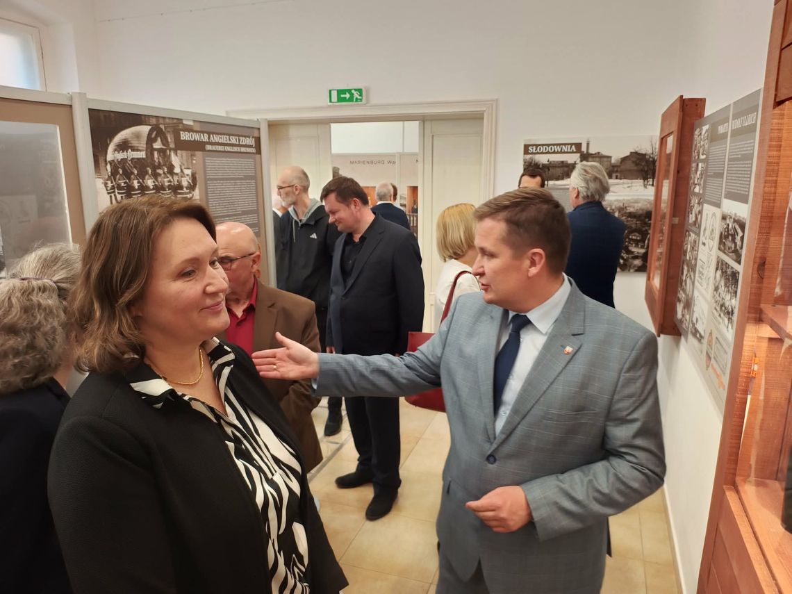 🎧Posłuchaj: Od wody po wino – nowa wystawa w Muzeum Miasta Malborka świętuje 740 lat historii.