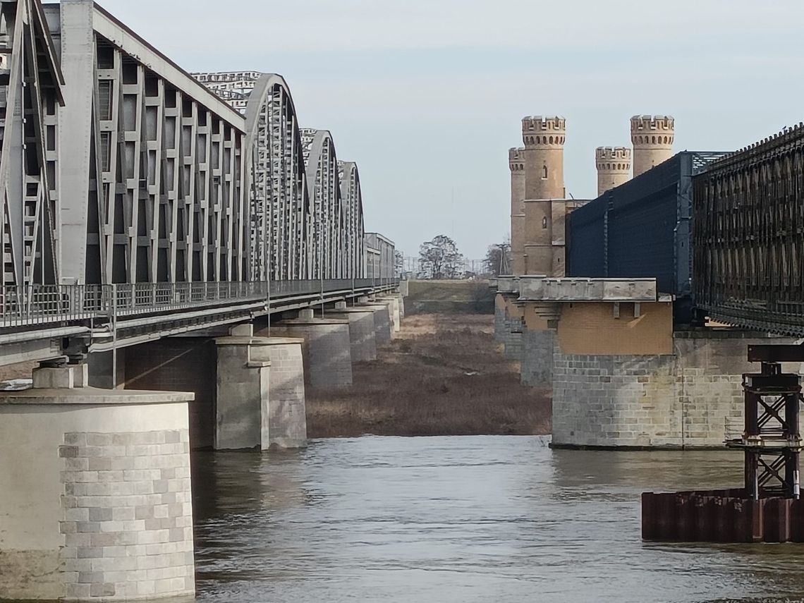 🎧Posłuchaj: Odbudowa Mostu Tczewskiego rusza po latach przerwy. Podpisano umowę z wykonawcą.