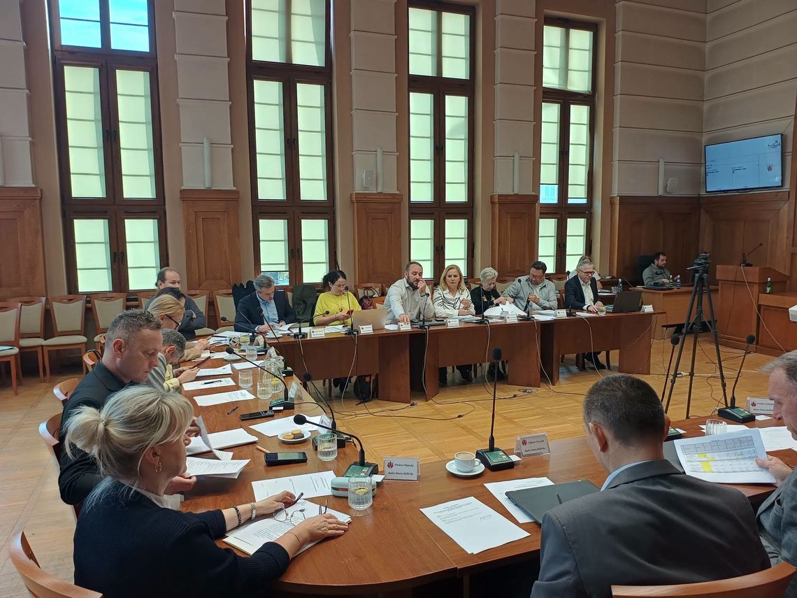 🎧Posłuchaj: Podatek od nieruchomości w Malborku wzrośnie o wskaźnik inflacji. Radni zdecydowali o podwyżce. 🎧Posłuchaj: Podatek od nieruchomości w Malborku wzrośnie o wskaźnik inflacji. Radni zdecydowali o podwyżce.