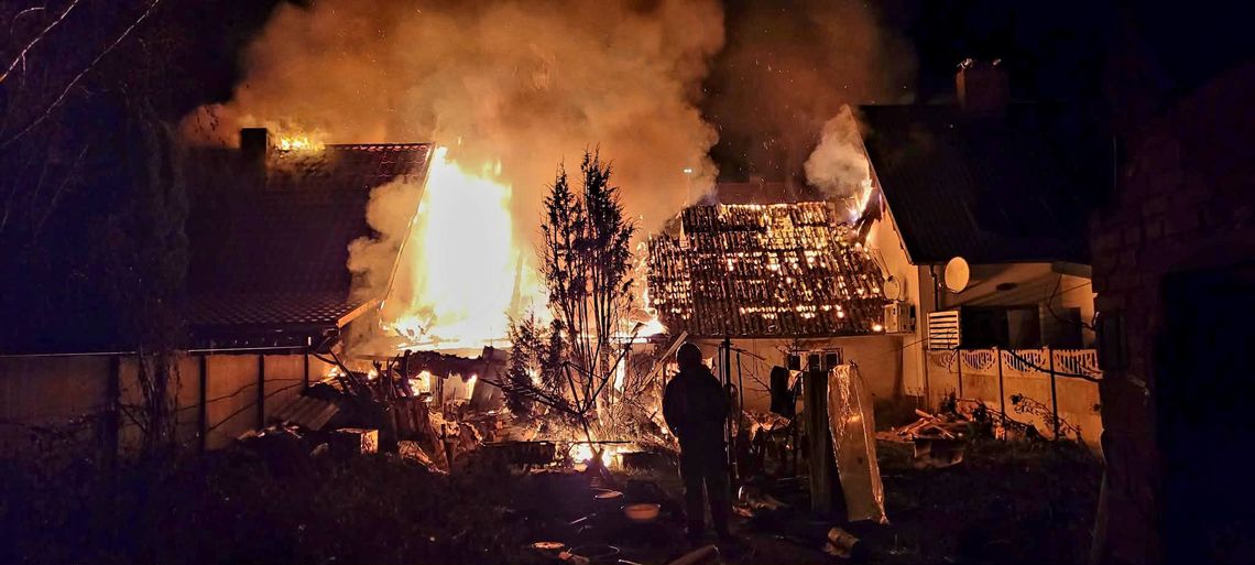 🎧Posłuchaj: Pożar czterech domów w Nowym Stawie. Mieszkańcy ewakuowali się sami.