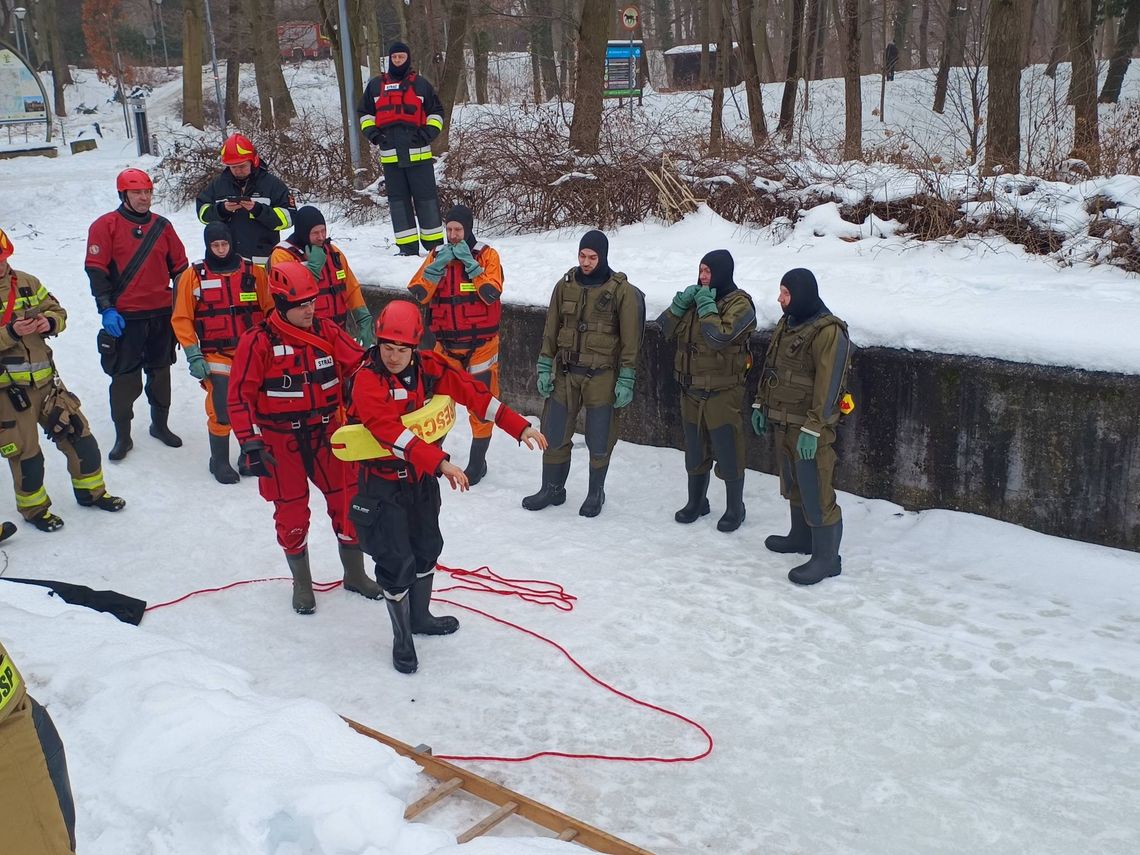 🎧Posłuchaj: Służby kolejny raz szkoliły się na zamarzniętym Nogacie. 🎧Posłuchaj: Służby kolejny raz szkoliły się na zamarzniętym Nogacie.
