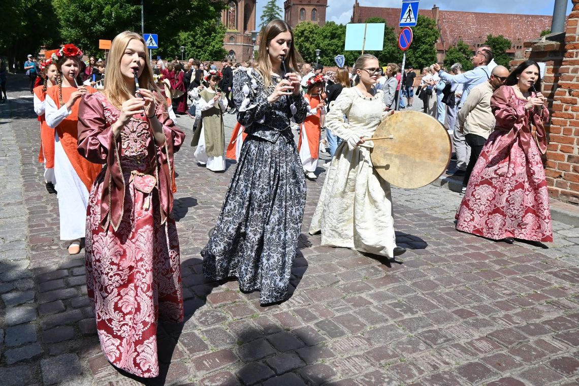 🎧Posłuchaj: Średniowieczny korowód przeszedł ulicami Malborka. 🎧Posłuchaj: Średniowieczny korowód przeszedł ulicami Malborka.