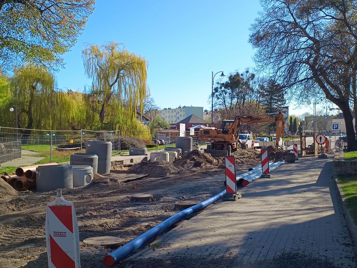 🎧Posłuchaj: Trwają intensywne prace ziemne przy przebudowie instalacji sanitarnej i wodociągowej na ul. Piłsudskiego.